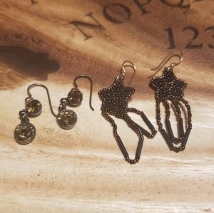 Set of 2 costume earrings